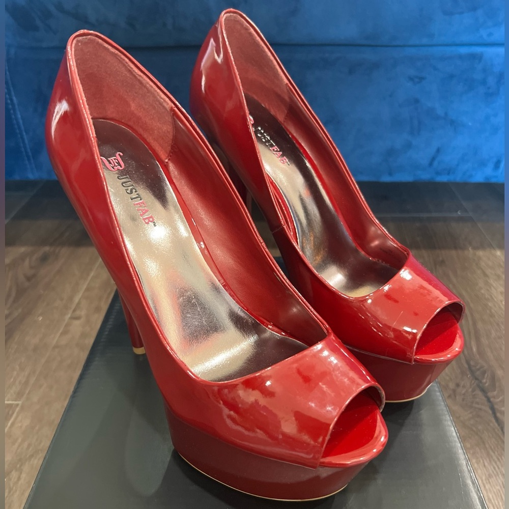 NEVER BEEN WORN Candy Apple Red Patent Leather Pumps. Size 9